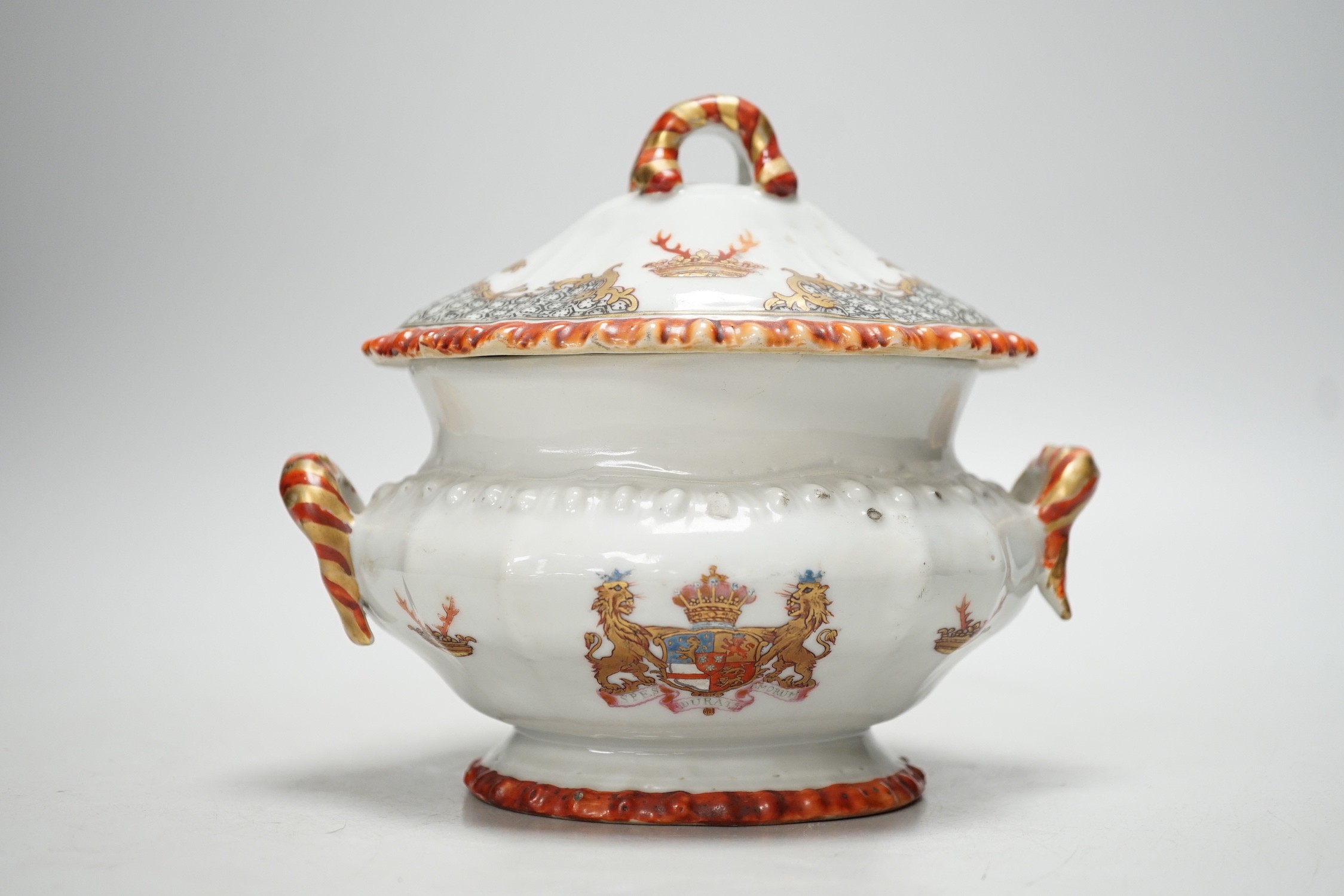 An 18th century Chinese Export armorial small tureen cover, William Nassau de Zuylestein, Earl of Rochford crest, 17cm handle to handle